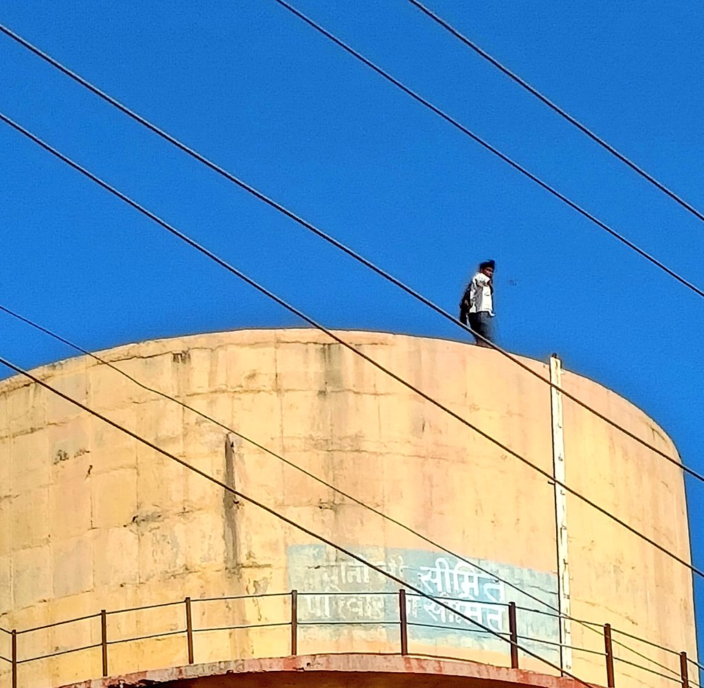 #NAGAURPOLICE
#PS पांचौड़ी 

• स्वयं के विरूद्ध दर्ज परिवाद की जांच में पुलिस पर नाजायज दबाव बनाने हेतु युवक पानी की टंकी पर चढ़ा।

• ग्रामीणों के सहयोग से युवक को टंकी से नीचे उतारा गया।

• स्वयं की मृत्यु तथा गंभीर आघात पहुंचाने का भय उत्पन्न करने के आरोप में युवक #गिरफ्तार।