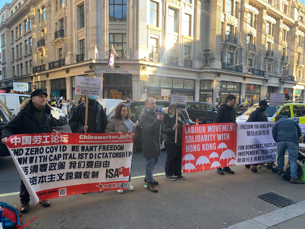 Some pics from outside the Apple store in Regent Street, central London - in solidarity with #Foxconn and other workers in China!

At the Chinese embassy now

#ChinaProtests