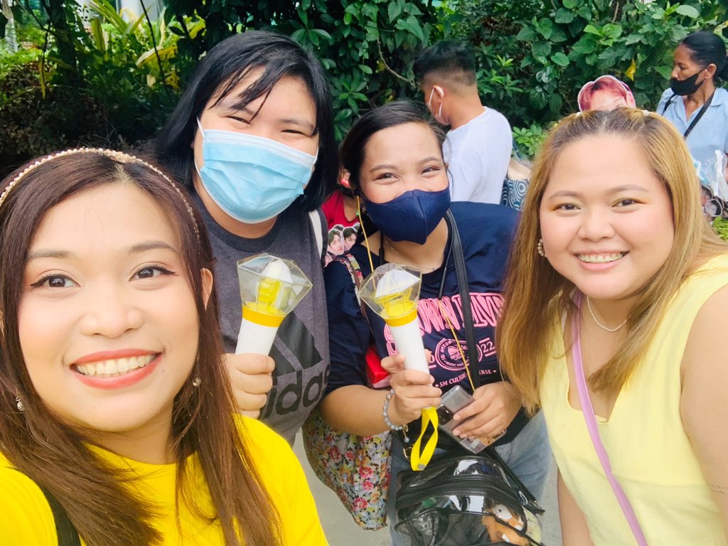 laraceres14's tweet photo. Friendly EXO-Ls and fellow Jumpings na na-meet namin outside the venue. Sana makarating sa inyo ito hahaha
#BoA #보μ #BeYou2Manila #BeYou2inManila #BeYou2WithBoA #BoAPH #BoAjjang #EXO #BeYou2withXiumin #BeYou2withChen https://t.co/TAI2I0x7M8