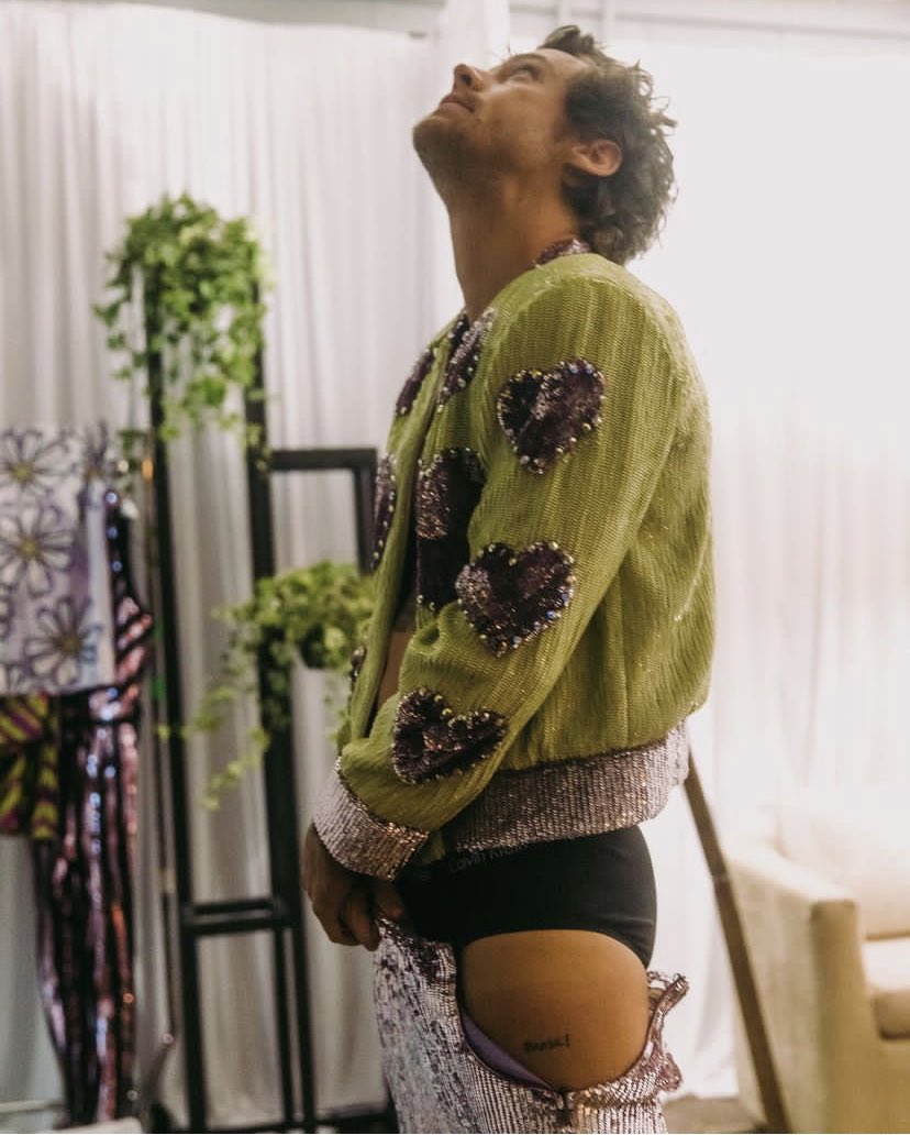 Harry Styles em nova foto mostrando a sua tatuagem em homenagem ao Brasil 🇧🇷