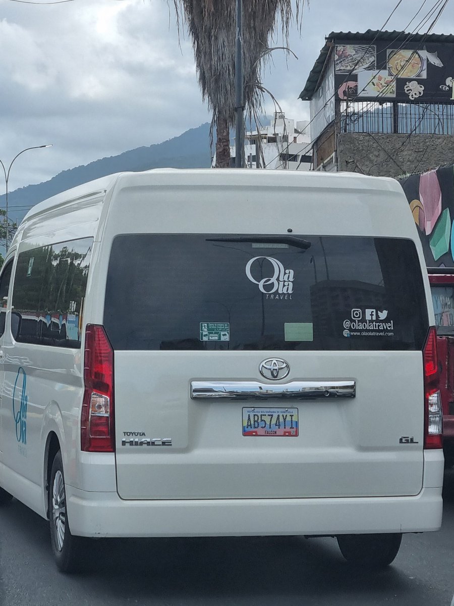 CoCreativoCafe's tweet photo. El conductor de esta camioneta de @olaolatravel  abusando coleandose en la cola en los corales, estado #LaGuaira. Respetar las normas de tránsito forma parte de brindar un mejor servicio. https://t.co/h5lFJulBPT