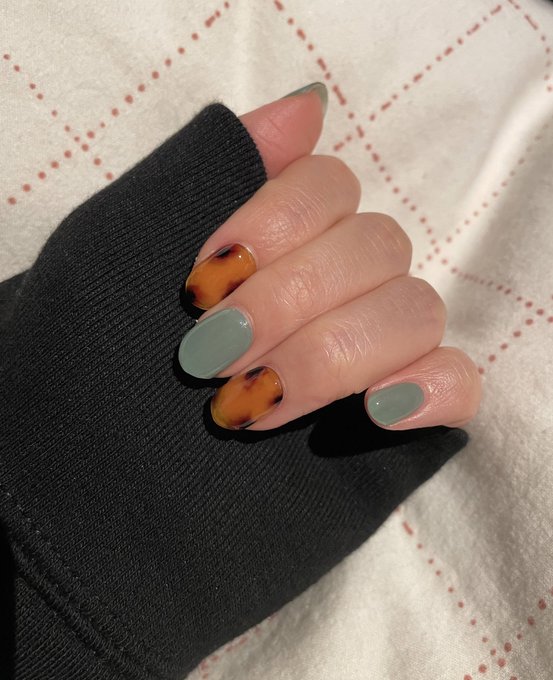 おほーら初めて使ったけど今のところいい感じです💅一応💚色でおたくを主張した  寝〜〜る 