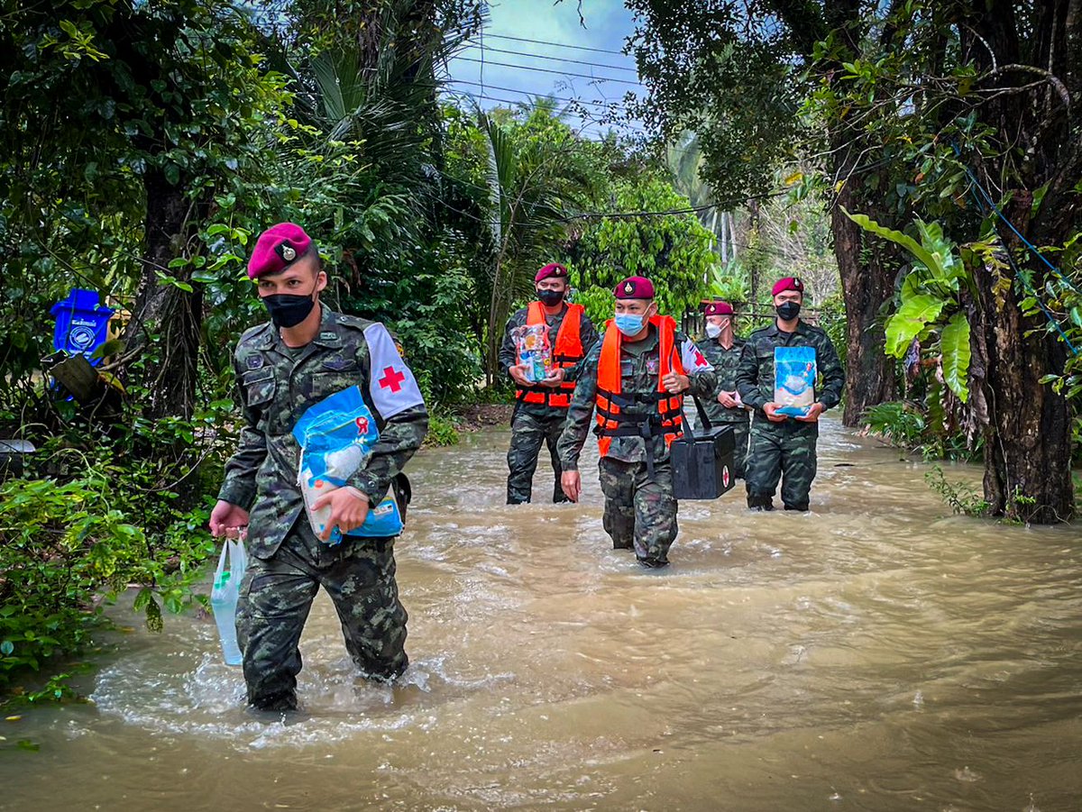 cpsw954's tweet photo. 💂ชุดควบคุมที่954 หน่วยเฉพาะกิจสันติสุข โดยชุดสันติสุขที่401 และ402 เข้าช่วยเหลือผู้ประสบอุทกภัย โดยการ มอบสิ่งของอุปโภค-บริโภค, แจกจ่ายยาเวชภัณฑ์ และให้คำแนะนำในการป้องกันโรคต่างๆที่มากับน้ำ ณบ.ร่อน ม.2 ต.ตันหยงมัส อ.ระแงะ จว.น.ธ.
#ทหารเป็นที่พึ่งของประชาชนในทุกโอกาส
#SATUPADu🇹🇭 https://t.co/Qso9uy7GNz