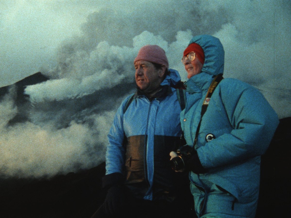 T_Smithee's tweet photo. #FireOfLove est l’un des meilleurs docus de 2022.🔥

L’histoire d’amour et de volcans de Katia &amp; Maurice Krafft vue à travers leurs (hallucinantes) archives, sublimées par @saradosa. Spike Jonze + Wes Anderson, avec le charme de l’intimité. D’une beauté folle.

Sur @DisneyPlusFR. https://t.co/YO90YBrGKQ