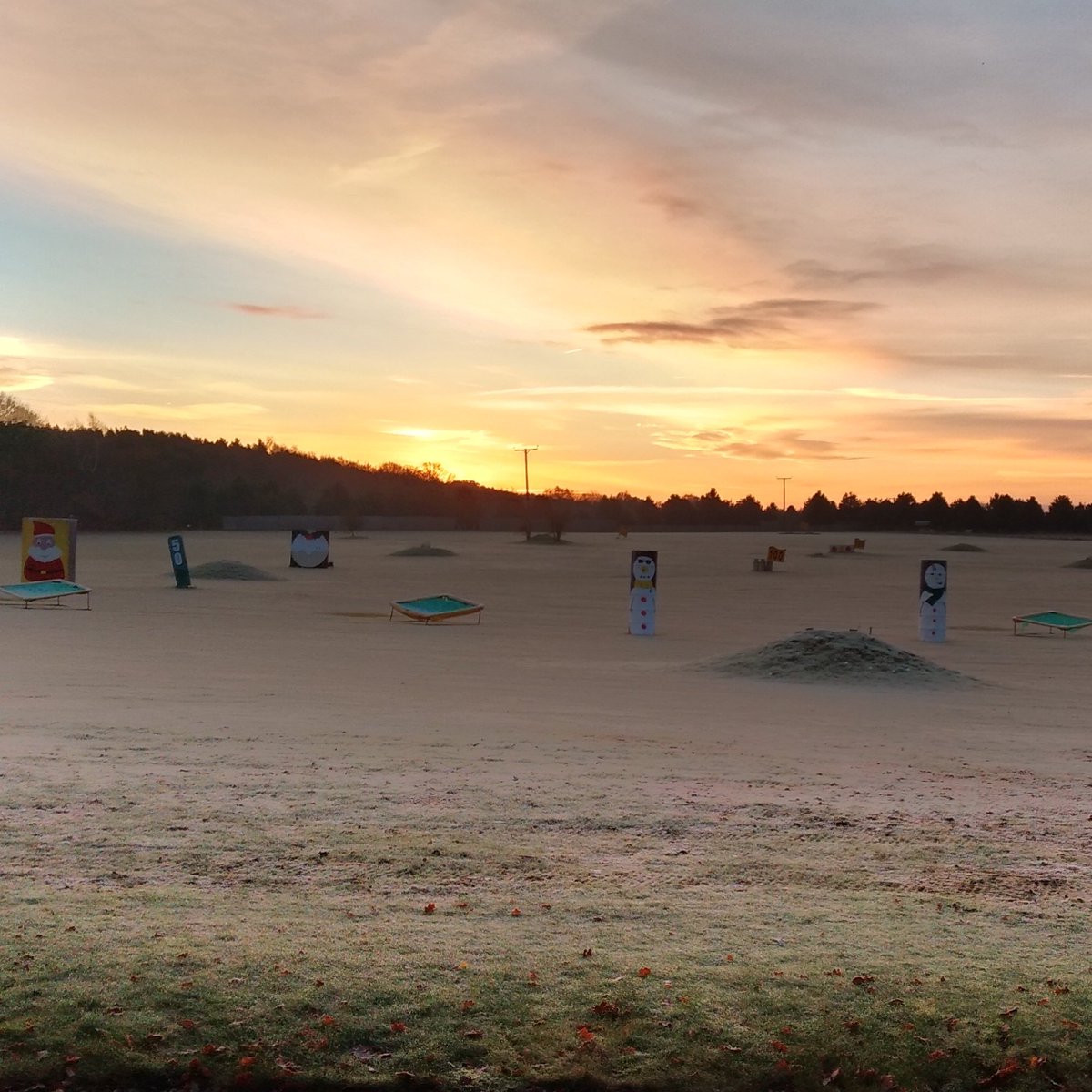 YorkGolfRange's tweet photo. Bring the kids to whack balls at the Christmas targets on the golf range.
🎅⛄🎄🏌️

Enjoy a coffee or hot chocolate with a delicious home baked flapjack or cake. ☕🍰

Purchase an ideal gift for a golfing friend or family. 🎁⛳

#christmasgolf #golfgifts #lessonvouchers https://t.co/5ouuFUL7iz