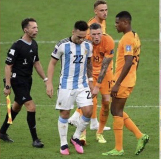 FBiasin's tweet photo. Molti sono arrabbiati per la prima foto: argentini che sbeffeggiano i loro avversari sconfitti. Non si fa.

Un minuto prima gli olandesi disturbavano Lautaro, ultimo rigorista. Non si fa.

Ok, non si fa, ma sono stati 120’ di “lotta” totale: il calcio, da sempre, è anche questo. https://t.co/ehG4SfVQth