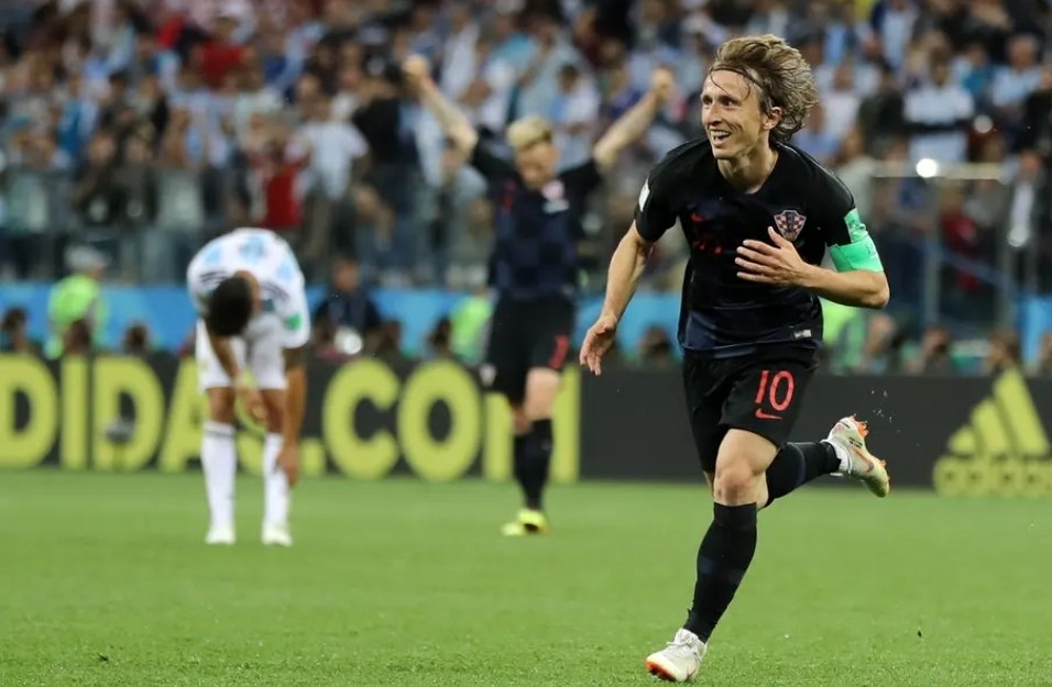 7Sempiterno7's tweet photo. Hazlo otra vez, Lukita. Vuelve a salvar el fútbol. https://t.co/kLLiITjyFJ