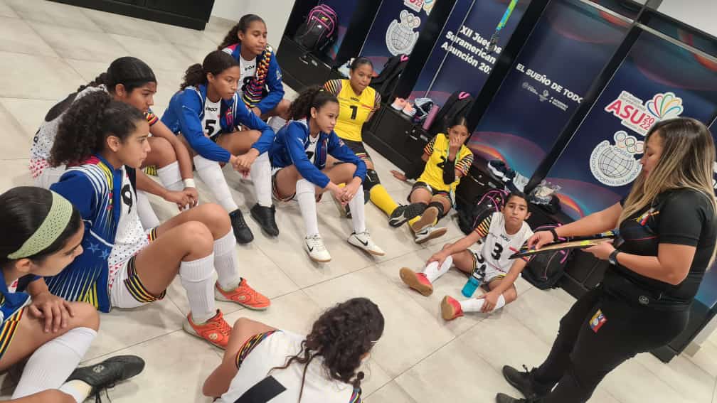 omaralejandro20's tweet photo. La D.T. Crely Liscano, subcampeona de la @LigaFUTVEFem está al mando de la Selección de Venezuela de futsal femenino sub-15 que compite en los @escolaresASU

En el primer encuentro superó a Bolivia 5-1 y en el segundo cotejo a Chile 7-2.

Hoy van por el 🥇 vs Uruguay.

¡VAMOS🇻🇪! https://t.co/pqnz4w9uvG