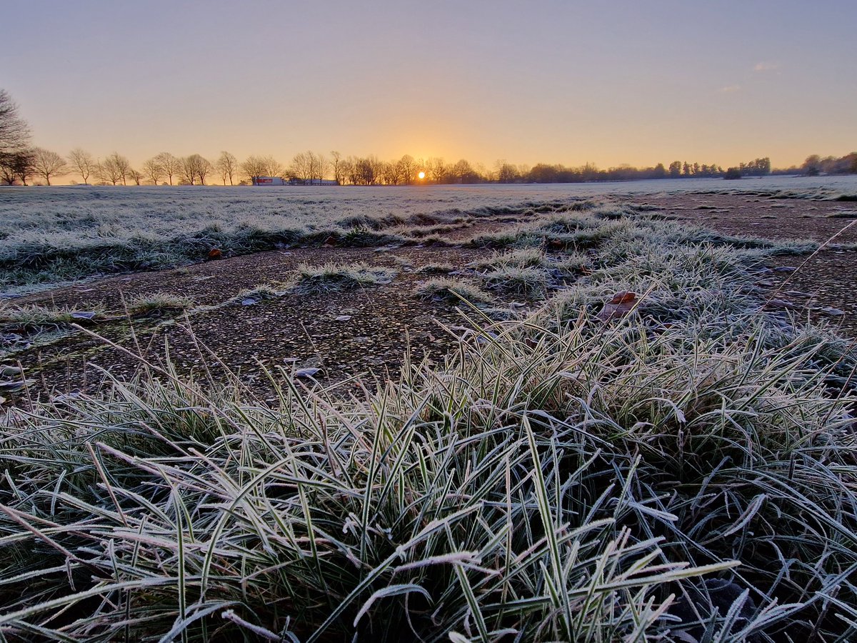 It's a chilly crispy morning on the downs for <a href="/RDparkrun/">Roundshaw parkrun</a> as I'm off to set up the course