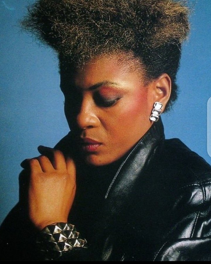 Une légende ne meurt jamais
Merci pour tout maman
#tshialamuana

A legend can never pass away
Rest in peace maman 
#tshialamuana 
________________________________
#legend #mamunationale #reine #mutwashi #fromcongototheworld