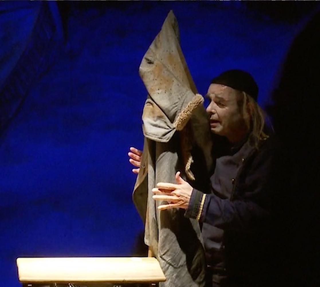 LS_on_stage's tweet image. "Le Manteau" de Nicolas Gogol au théâtre de l'Opprimé Cette nouvelle originale confesse son rapport au fantastique.. Elle brille par son étrangeté, est interprétée  avec talent et truculence par Serge Poncelet.  surlesplanches.org/theatre-le-man…