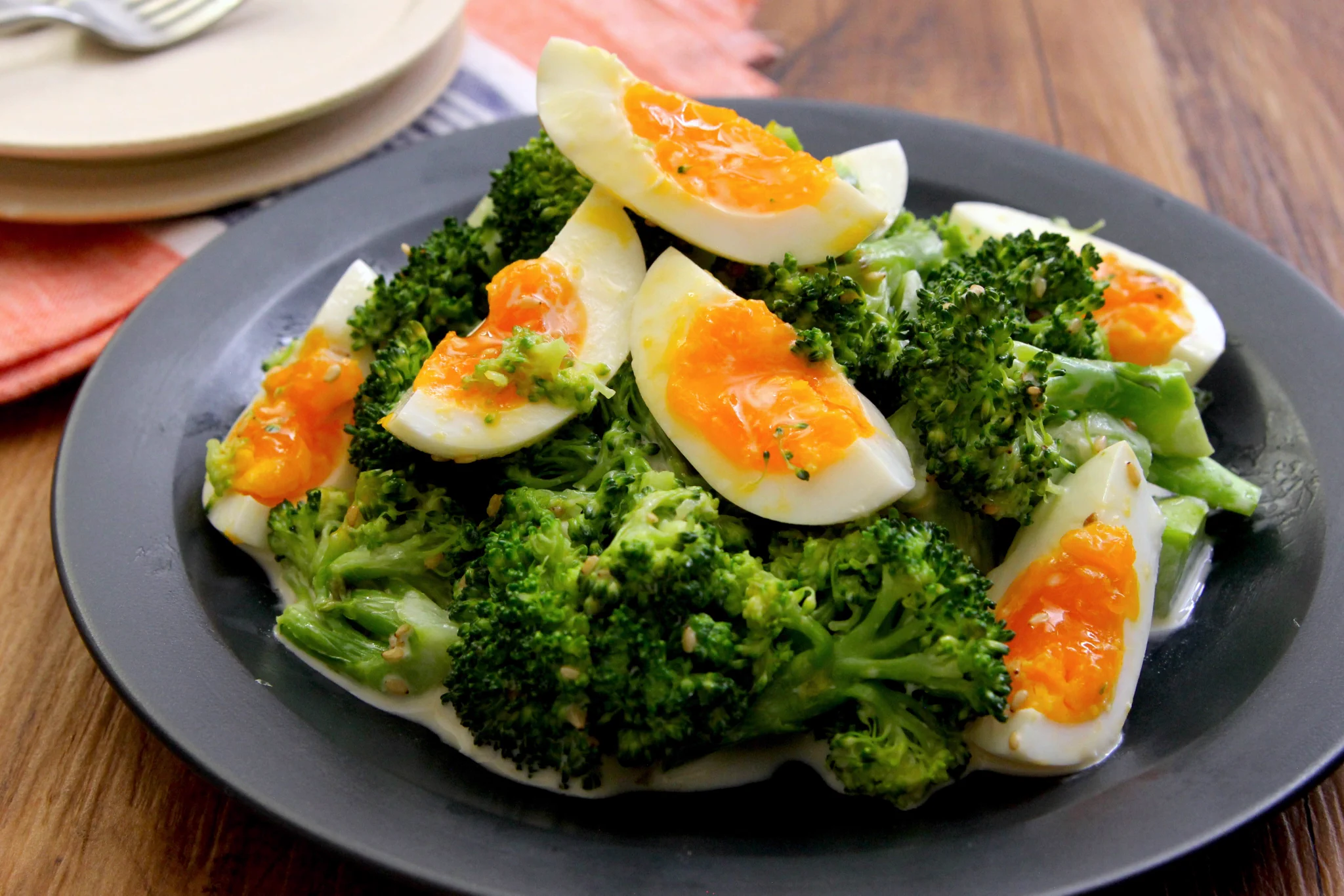 マヨネーズをベースにした特製ソースがよく合いそう！とっても美味しそうなブロッコリーの「サラダ」レシピ！
