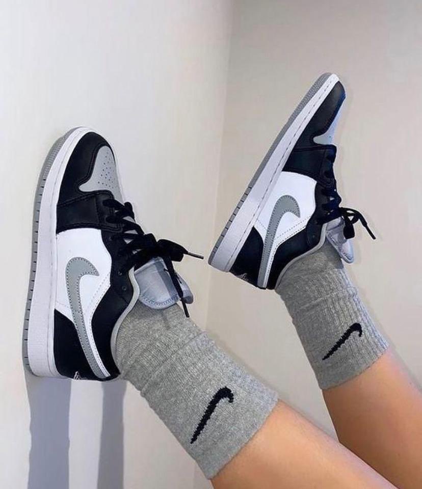 Midey_smallz's tweet photo. @_theladymo @dataisoxygen I sell male wears, all kinds of footwears for both male and female, and accessories too like caps and wristwatch 🥺🤲🏾 https://t.co/3qS1JQPRQy