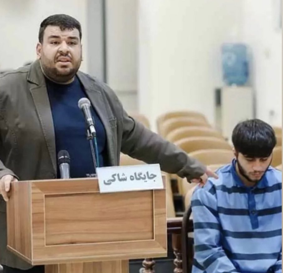 خانواده #ماهان_صدرات به «شبکه شرق» گفتند حکم اعدامش رفته اجرای احکام 

ماهان فقط ۲۳ سالشه. اتهاماتش «محاربه، اجتماع و تبانی، آتش زدن موتور و تخریب گوشی شاکی خصوصی و ایراد جرح عمدی با چاقو نسبت به شاکی» است