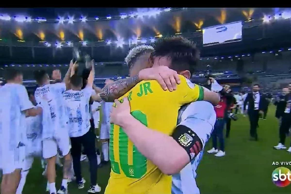 Sotojuliana15's tweet photo. "Argentina no tiene respeto, le gusta gozar a los rivales." No hermano, el respeto te lo ganas adentro de la cancha y no boqueando afuera. Si no, preguntale a Messi consolando a Neymar en la final de la Copa América. Sigan hablando, saludos. https://t.co/ql4TNaF1XN