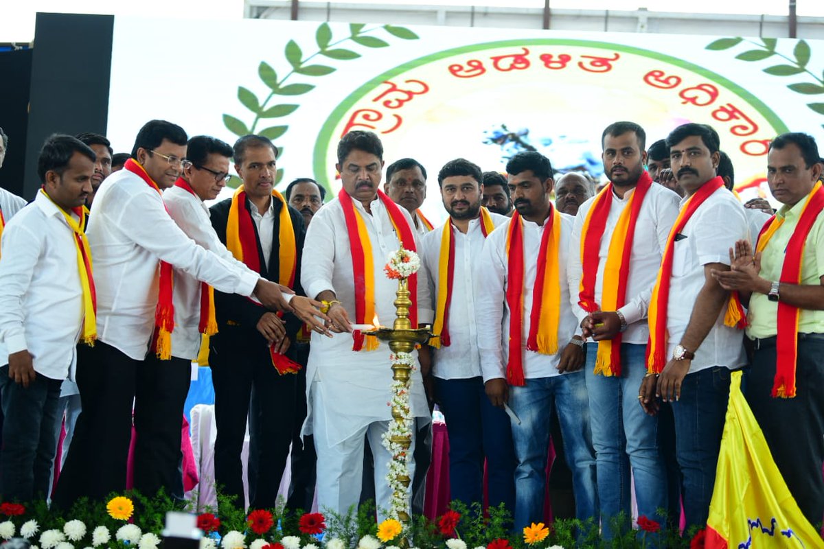RAshokaBJP's tweet photo. ತುಮಕೂರಿನಲ್ಲಿ ಕರ್ನಾಟಕ ರಾಜ್ಯ ಗ್ರಾಮ ಆಡಳಿತ ಅಧಿಕಾರಿಗಳ ಸಂಘದ ವತಿಯಿಂದ ನಡೆದ ಕನ್ನಡ ರಾಜ್ಯೋತ್ಸವ ಕಾರ್ಯಕ್ರಮದಲ್ಲಿ ಭಾಗವಹಿಸಲಾಯಿತು.

ಈ ಸಂದರ್ಭದಲ್ಲಿ ಶಾಸಕರಾದ ಜ್ಯೋತಿ ಗಣೇಶ್, ಡಾ.ರಾಜೇಶ್ ಗೌಡ, ಜಿಲ್ಲಾಧಿಕಾರಿ ವೈ ಎಸ್ ಪಾಟೀಲ್, ಸಂಘದ ಅಧ್ಯಕ್ಷ ‌ದೊಡ್ಡಬಸಪ್ಪ ರೆಡ್ಡಿ ಮತ್ತು ಪದಾಧಿಕಾರಿಗಳು ಹಾಗೂ ಸದಸ್ಯರು ಉಪಸ್ಥಿತರಿದ್ದರು. https://t.co/mcZ5lGsGCP