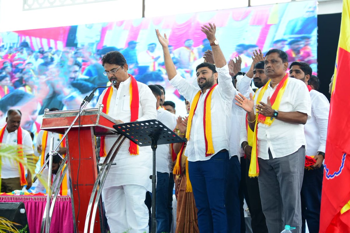 RAshokaBJP's tweet photo. ತುಮಕೂರಿನಲ್ಲಿ ಕರ್ನಾಟಕ ರಾಜ್ಯ ಗ್ರಾಮ ಆಡಳಿತ ಅಧಿಕಾರಿಗಳ ಸಂಘದ ವತಿಯಿಂದ ನಡೆದ ಕನ್ನಡ ರಾಜ್ಯೋತ್ಸವ ಕಾರ್ಯಕ್ರಮದಲ್ಲಿ ಭಾಗವಹಿಸಲಾಯಿತು.

ಈ ಸಂದರ್ಭದಲ್ಲಿ ಶಾಸಕರಾದ ಜ್ಯೋತಿ ಗಣೇಶ್, ಡಾ.ರಾಜೇಶ್ ಗೌಡ, ಜಿಲ್ಲಾಧಿಕಾರಿ ವೈ ಎಸ್ ಪಾಟೀಲ್, ಸಂಘದ ಅಧ್ಯಕ್ಷ ‌ದೊಡ್ಡಬಸಪ್ಪ ರೆಡ್ಡಿ ಮತ್ತು ಪದಾಧಿಕಾರಿಗಳು ಹಾಗೂ ಸದಸ್ಯರು ಉಪಸ್ಥಿತರಿದ್ದರು. https://t.co/mcZ5lGsGCP