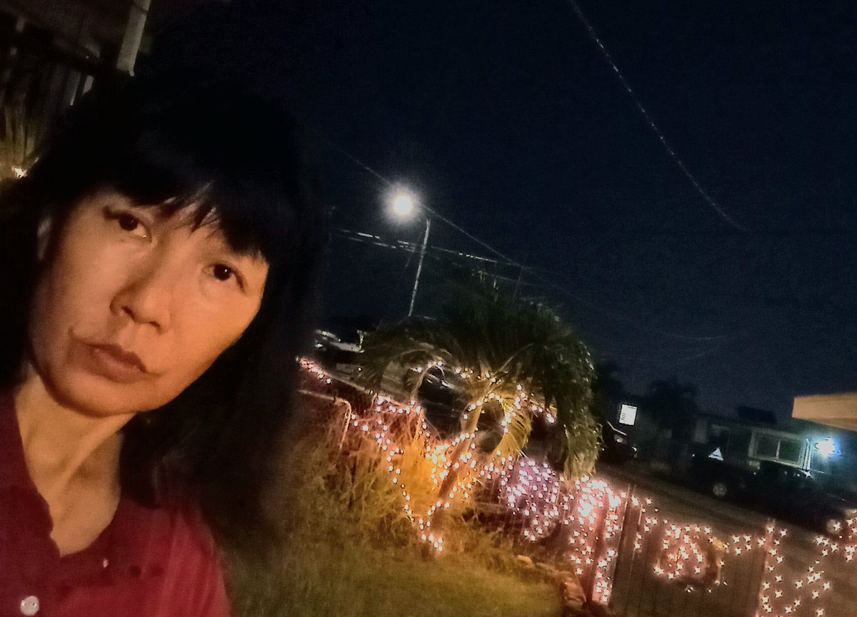 Mabel8ble4's tweet photo. 【忆秦娥•圣诞】
冬风劲,
当空对月嫦娥静.
嫦娥静.
年年圣诞,
喟然长叹.
天涯何处无芳草,
无边大地寻旧道.
寻旧道.
椰饼一摞,
万千灯火.
@mabel8ble @mabel8ble2 @mabel8ble3 #MabelAble #Poems
(English Translation in next tweet) https://t.co/Fu3jJxaHXa