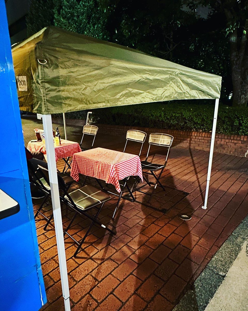 LKichencar's tweet photo. キッチンカーの隣りで
ちょい飲みできます。

#キッチンカー
#おしゃれキッチンカー
#イタリアン
#foodtruck 
#芝浦4丁目 https://t.co/bWWcBwWKz9