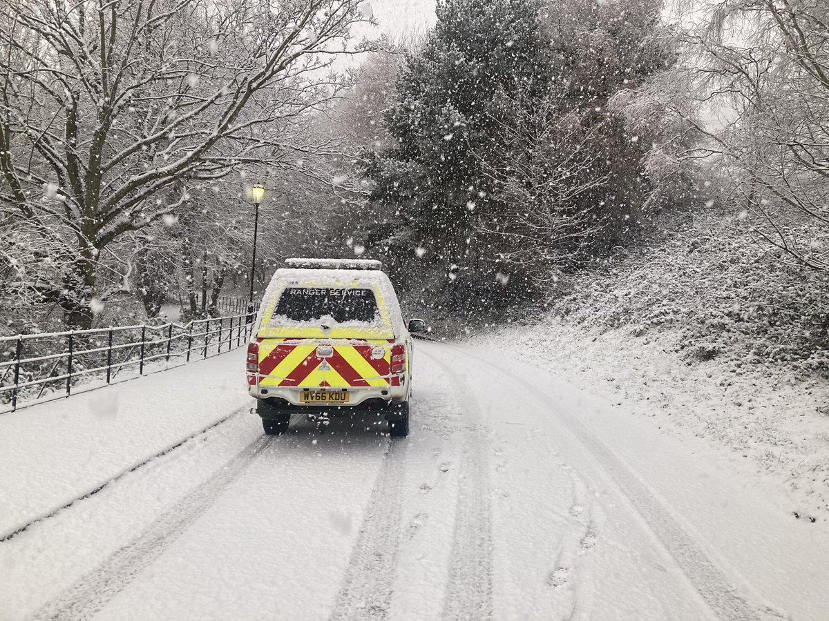 A snowy start this morning in #HolyroodPark #Edinburgh <a href="/welovehistory/">Historic Scotland</a> ☃️❄️🌨