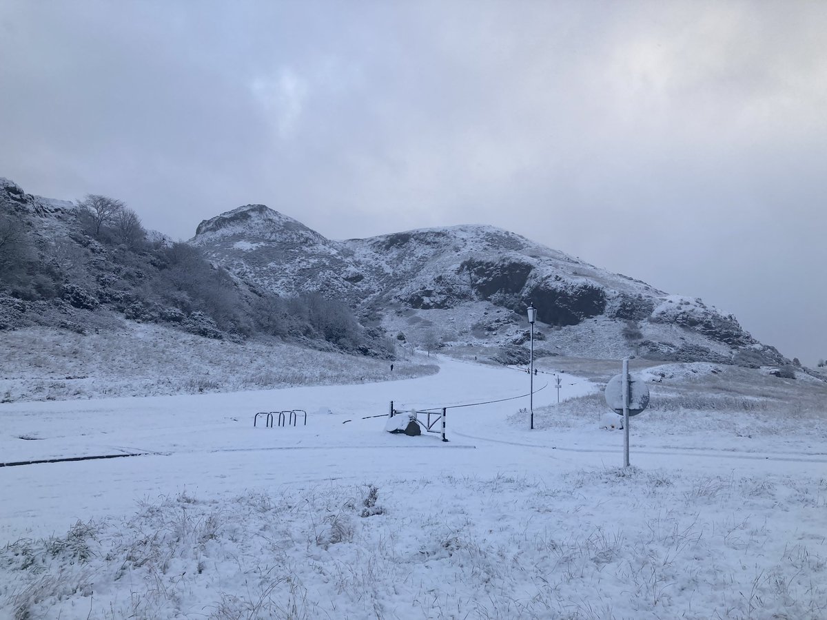 HolyroodRanger's tweet photo. A snowy start this morning in #HolyroodPark #Edinburgh @welovehistory ☃️❄️🌨 https://t.co/bPMvEDBUnD