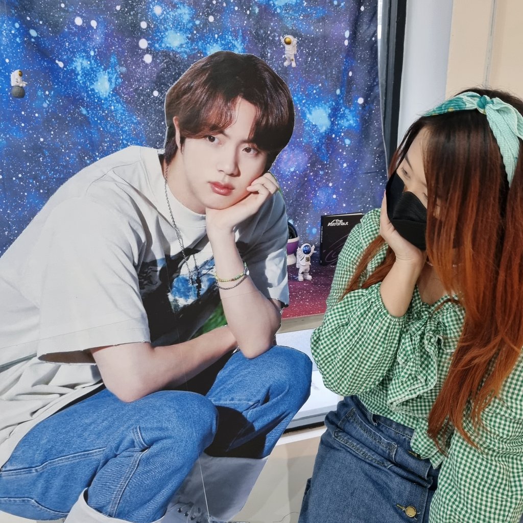 ChinBLee's tweet photo. ถ่ายรูปกะคนหล่อออออ 😆💜✨️💕
#InFullBloomWithJin
#HappyBirthdayJin 
#HappyJINday https://t.co/wK0eEJqmaG