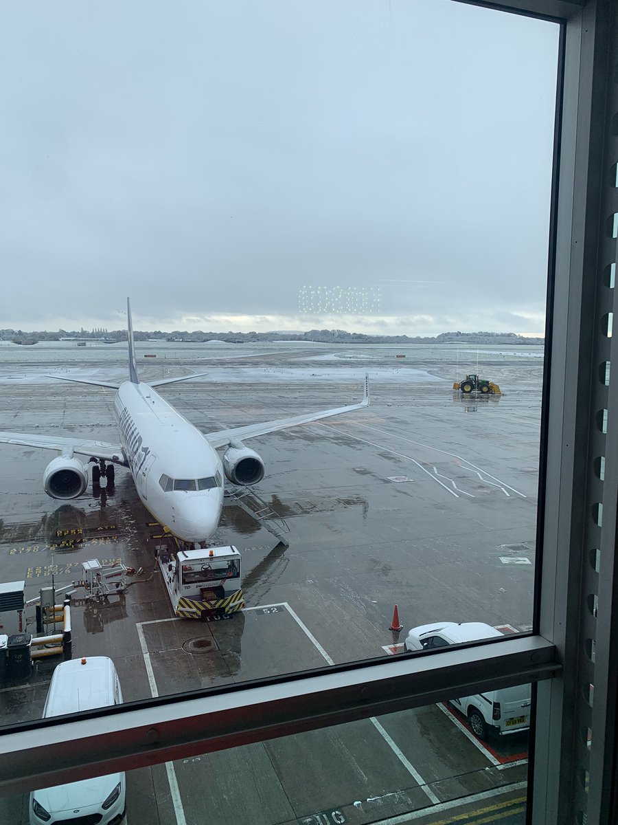 “Heavy snowfall” 10:59 Manchester airport is a joke.