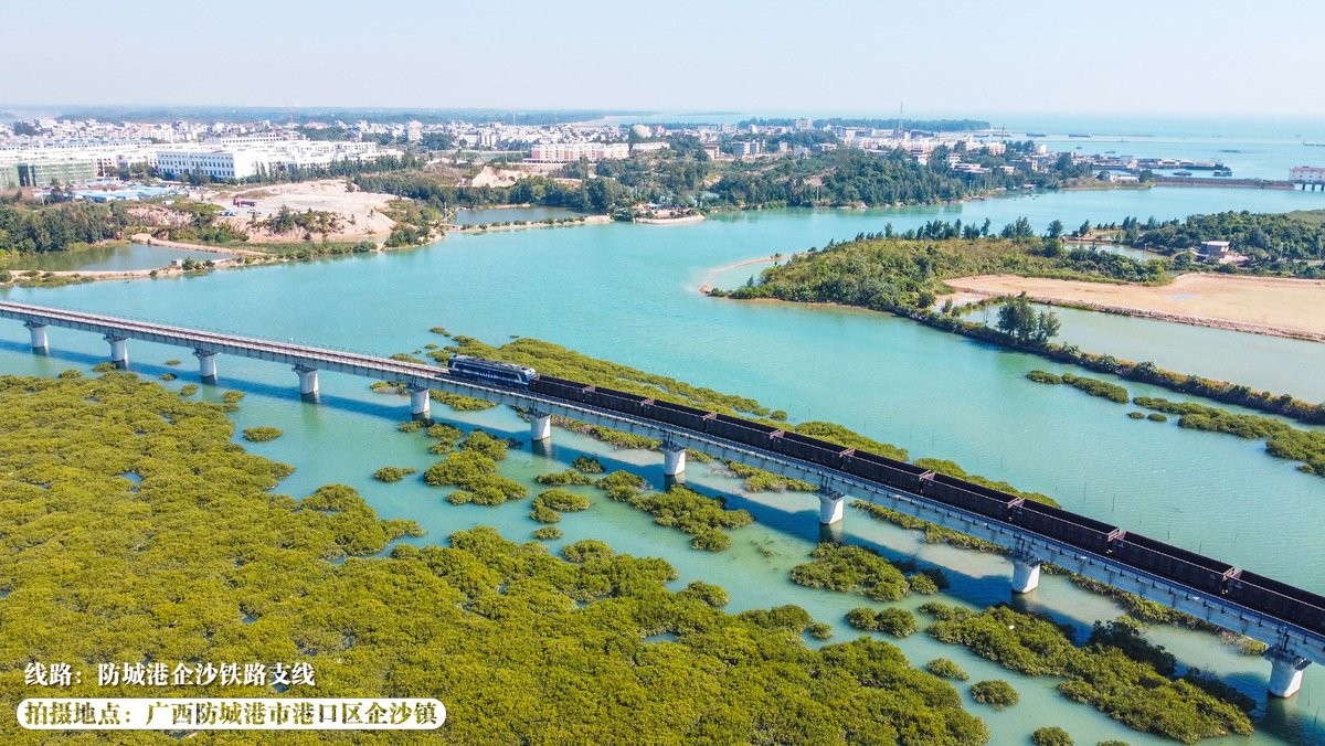 ChinaRailways's tweet photo. What colors does autumn bring to southern China? 
It brings blue. As trains cross ports and valleys, passengers can marvel at crystal clear lakes and the vast blue ocean. #ColorfulAutumn #highspeed https://t.co/IVb5yoMsPi
