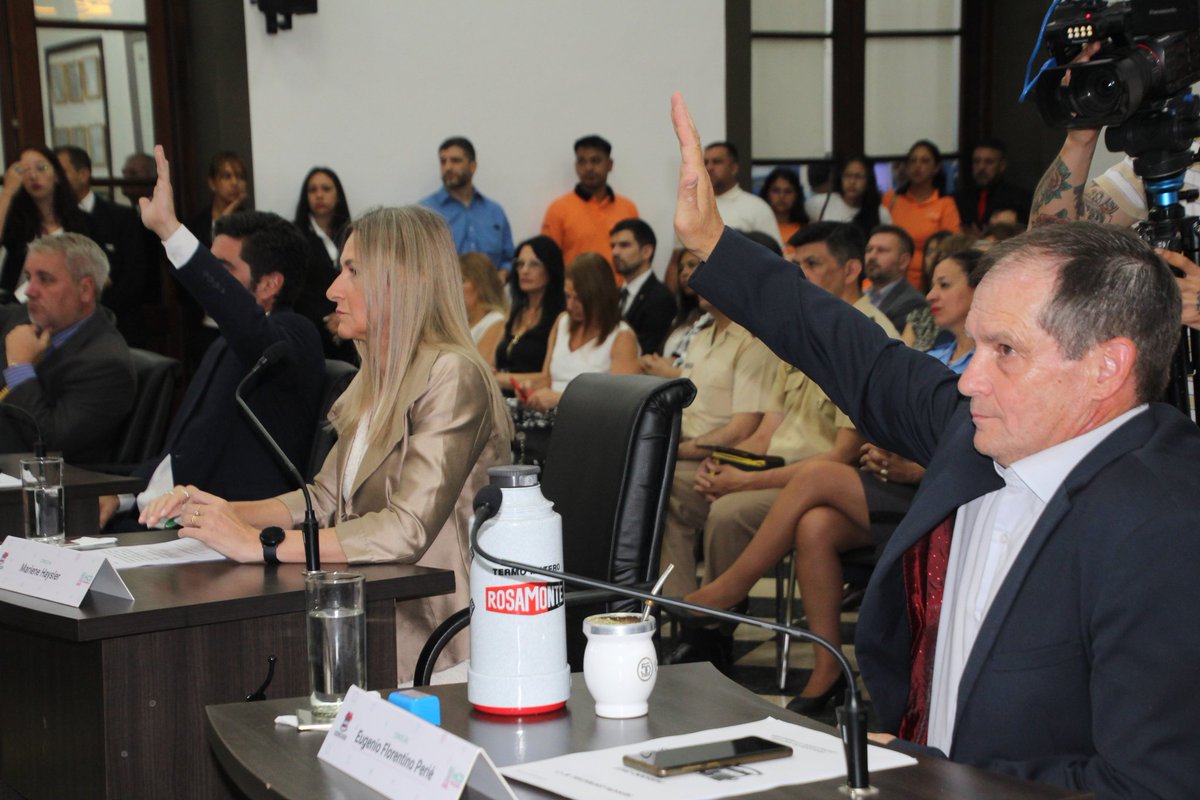 FloriPerie's tweet photo. Sesión extraordinaria del Honorable Concejo Deliberante de la ciudad de Posadas, jura de las autoridades para el ciclo legislativo 2022 2023 https://t.co/B0qLOMmRdA