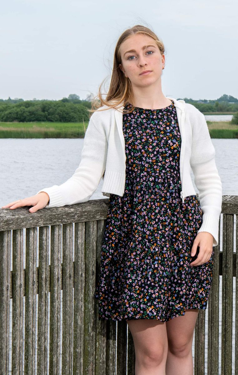 Vanaf vandaag, op de Dag van de Rechten van de Mens, kun je een nieuw portret bewonderen in Vrijheid anno nu, namelijk dat van Yaroslava. De Oekraïense woont al acht jaar in Friesland, maar weet nog altijd niet of ze hier mag blijven. 
friesverzetsmuseum.nl/te-zien-en-te-…