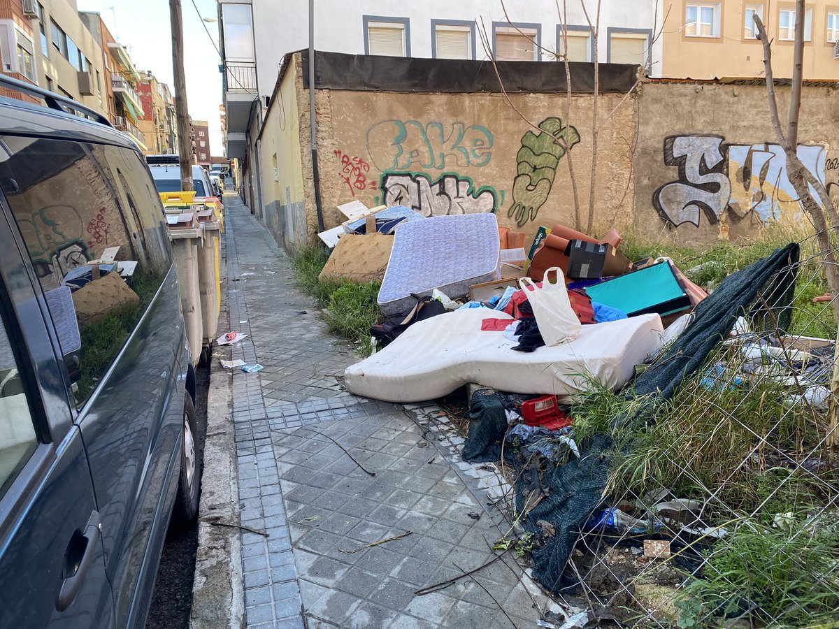 Ventilladorm's tweet photo. @Lineamadrid @AlmeidaPP_ Han pasado casi 3 semanas y no solo no han limpiado nada si no que la basura aumenta… https://t.co/fgRYL8M3x2