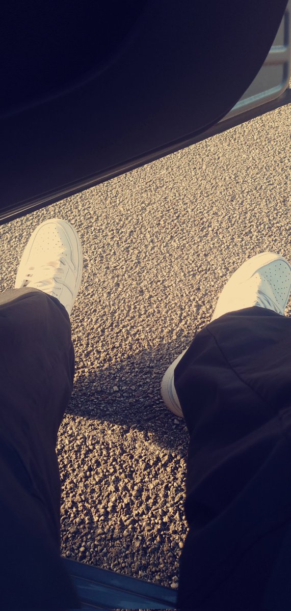 mixo420's tweet image. Keine Wolken am Himmel
Rauch sechs Gramm 
Molly sieht aus als wär es Schimmel
Ich trink Pilsator, kein Kindl
Rote Socken an, Diggah sind von Raf Simons

#kallevibes
#420friendly