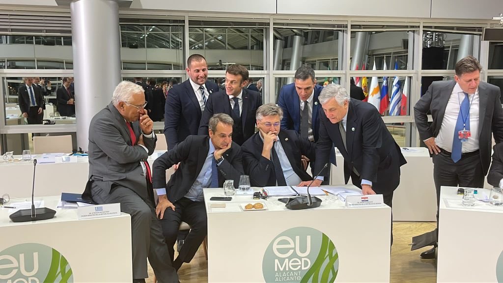 Vaya foto. Plenkovic, Sánchez, Costa, Macron, Mitosatakis y Tajani viendo, durante la cumbre Euromediterránea en Alicante, el Croacia - Brasil. El primer ministro croata, en el centro, muy concentrado. "Todos vinieron a ver los penaltis en mi móvil", contó después de la escena.