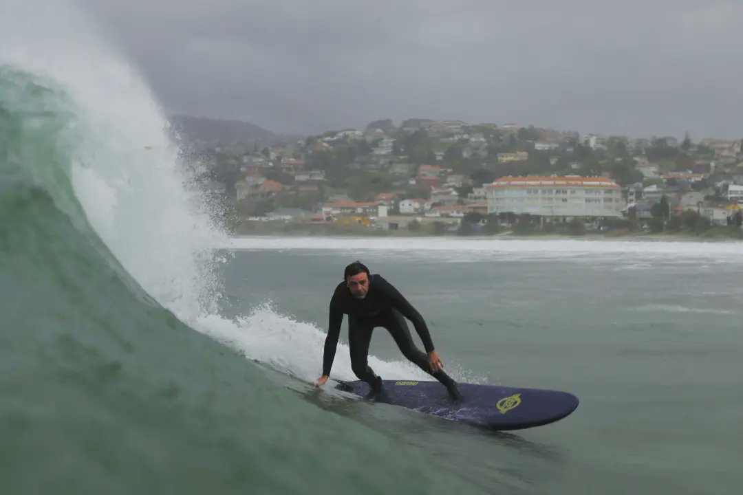 TheSurfMarket's tweet photo. A veces también hacemos surf 🤙😉 disfrutando de las olas en casa con un corchopan #surfgalicia 😂 gracias @matiasrivas___ por las fotos #photosurf #softboards Banshee Minimal 7'6" by @aldersportswear #surfshop #surfmarket #galicia #surfing #riasbaixas #surfeurope https://t.co/Ykc0pNsZuK