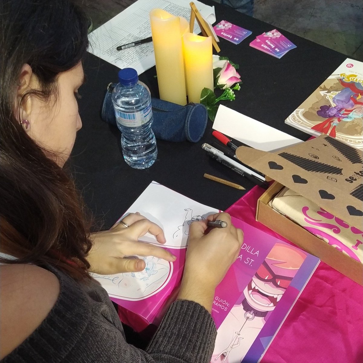 sextories's tweet photo. #ElenaHernando firmando #sextories! 💖💖💖 https://t.co/FloSQp03WC