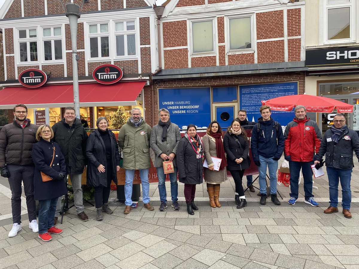 ADressel's tweet photo. #Hauni gehört nach #Bergedorf! Solidarität ist ungebrochen💪! Heute wieder Unterschriften-Aktion im Bergedorfer Zentrum. Unterdessen arbeiten unsere Senatskanzlei, ⁦@HH_BWI⁩, ⁦@FHH_FB⁩ / LIG &amp; Bezirksamt an einer Lösung👍. Danke🙏an alle die Druck machen &amp; mithelfen! https://t.co/9D64bnAGqX