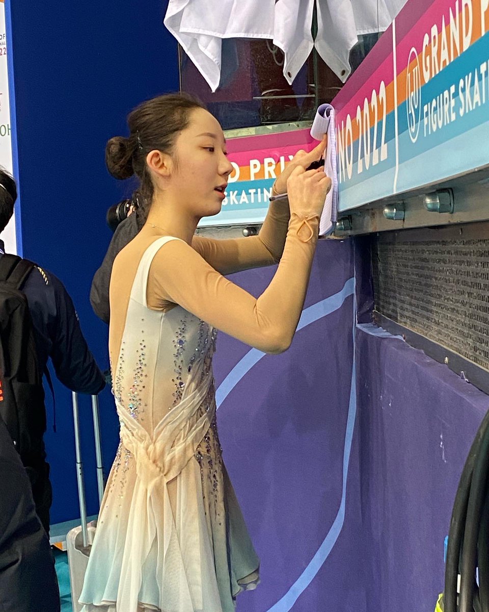 goldenskate's tweet photo. The Women took a lot of time signing autographs for the fans after their practice session! ✨ 

#YelimKim 🇰🇷 #김예림 stayed the longest and made sure non of her fans were left out! 🙏

#GPFinal #GPFigure https://t.co/zvMDWb8fpg