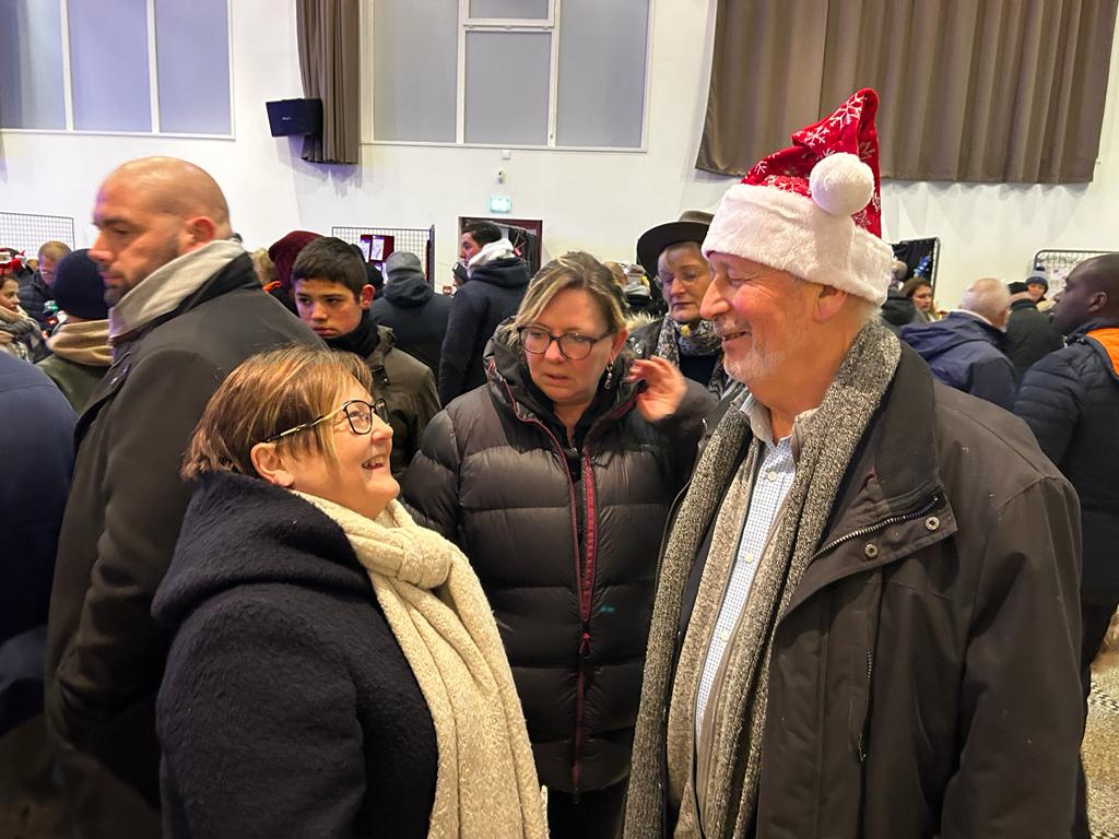 beadescamps's tweet photo. Ce vendredi, je suis allée découvrir le résultat du travail des élus, associations et commerçants pour rendre magique cette période de Noël à #Quarouble et #Crespin.

Félicitations à tous les acteurs de cette parenthèse féerique offerte aux petits et grands ✨ https://t.co/hZpsQvKBjk