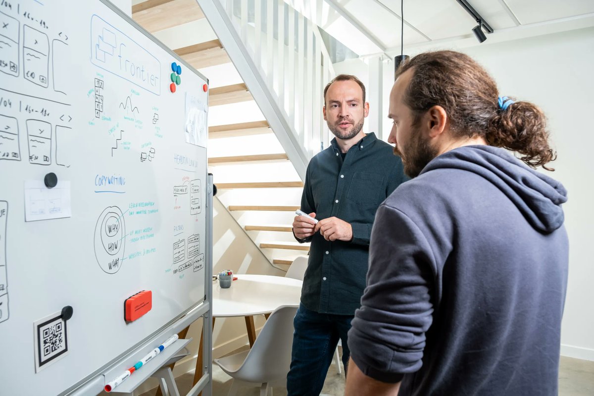 frontierdotbe's tweet image. Back to the drawing board ✏️

Soms moet je een stap terug zetten om twee stappen vooruit te kunnen maken.
Hier zijn we aan het brainstormen over een nieuwe interface om links toe te voegen in de website. Een probleem dat op het eerste zich niet zo moeilijk lijkt.