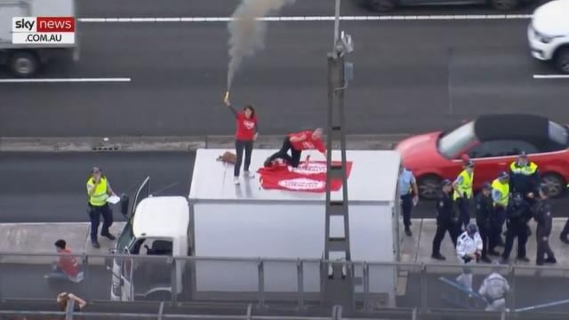 GMKitson's tweet image. #VioletCoco was sentenced 15mths prison for peaceful climate protest in Sydney. Convicted of explosives for holding a flare.

On Sat, soccer fans in Sydney set off many flares in crowd. None were arrested. Premier @Dom_Perrottet was seen in the crowd.

#ClimateEmergency #auspol