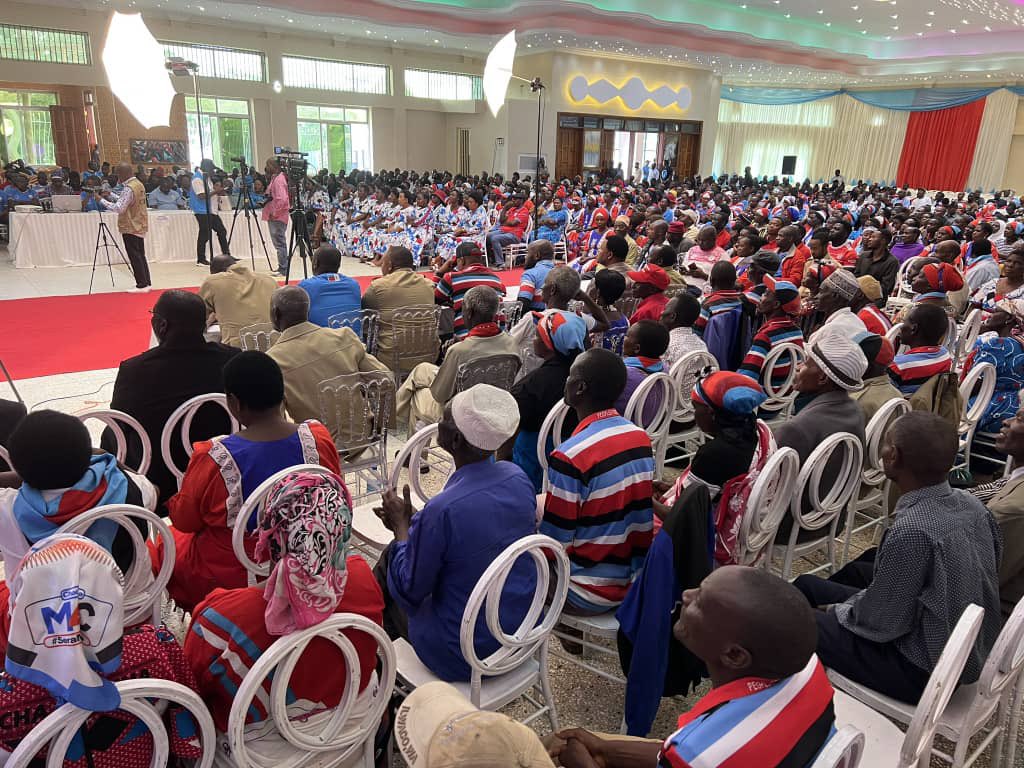 VitusNkuna's tweet photo. Nyumbani kwa mashujaa ardhi ya Chief  Mkwawa Iringa Mjini Mkutano Mkuu Maalum wa CHADEMA muda huu 
#KatibaMpyaNiSasa 
#PeoplesPower https://t.co/EKrKi0y0if