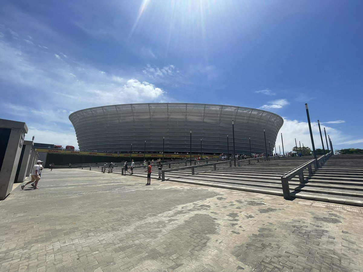 Cands161's tweet photo. I want to #FeelTheVibes at the @CapeTown7s Put me and my friends in the Skybox please. #UpgradeMySeat https://t.co/AerHLiqTvj