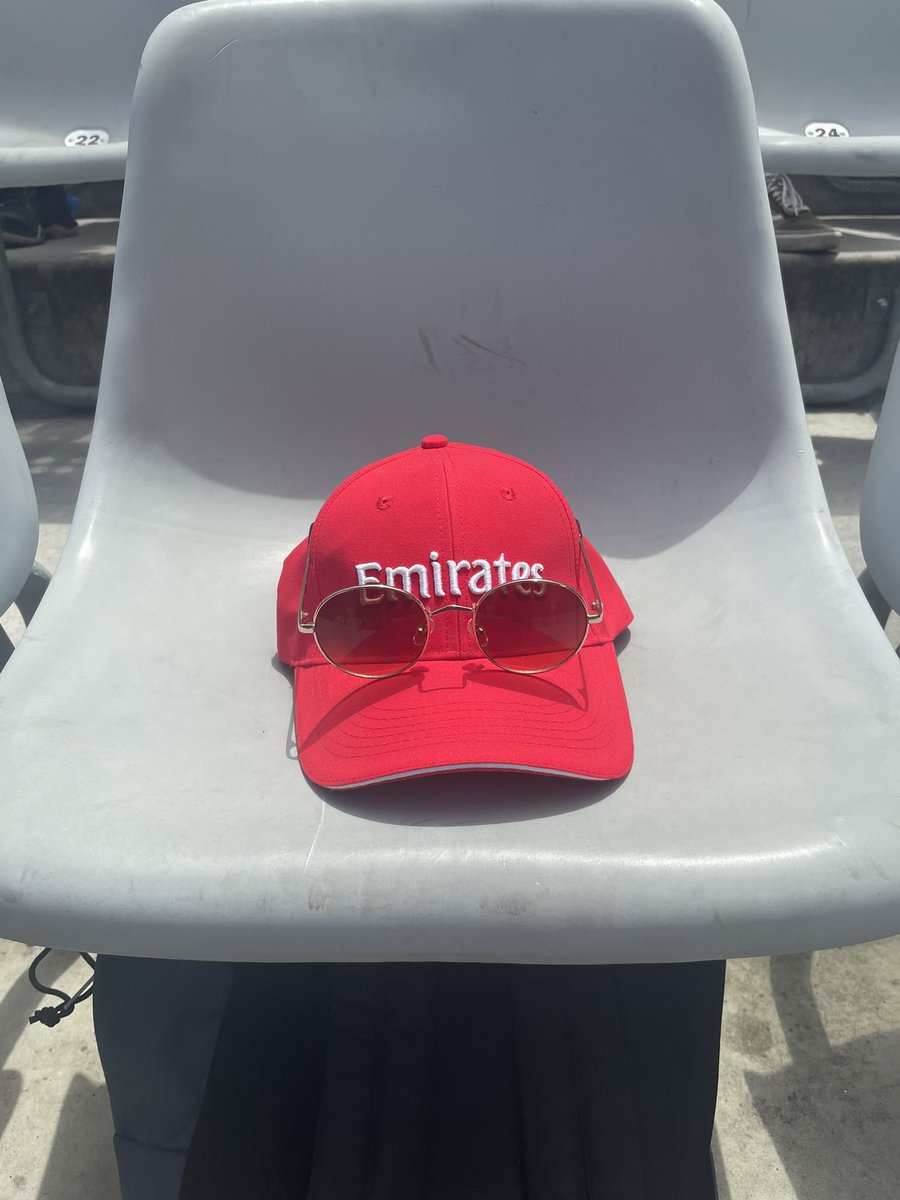 Cands161's tweet photo. I want to #FeelTheVibes at the @CapeTown7s Put me and my friends in the Skybox please. #UpgradeMySeat https://t.co/AerHLiqTvj