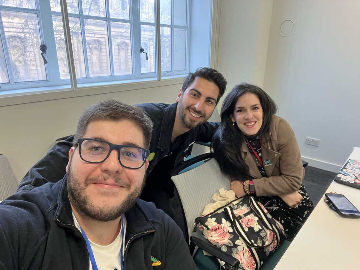 Smileeee 😆📸 #DevFest2022 #DevFestLonson <a href="/aleturin/">Alessandro Palmieri</a> <a href="/pattyneta/">Patty O'Callaghan</a>