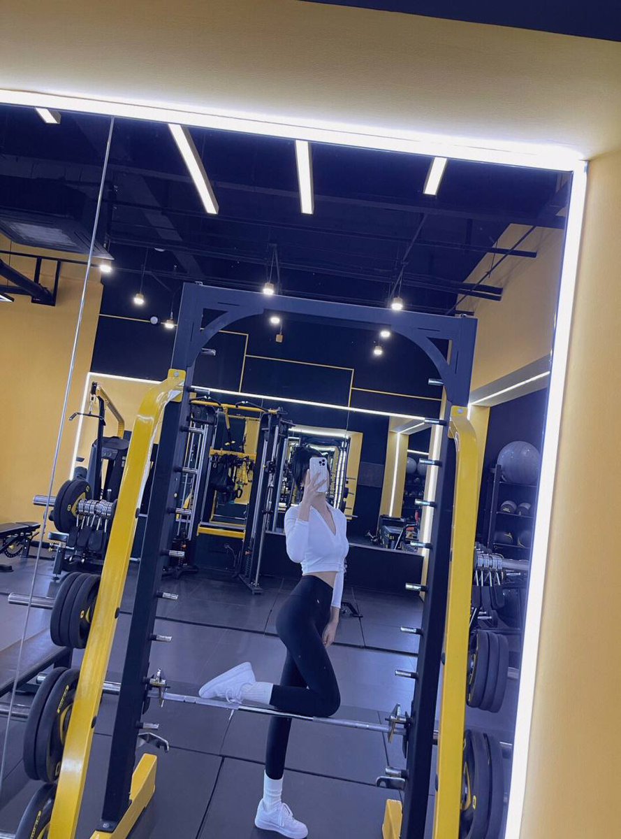 yaoyaofeg's tweet photo. You are one step away from being thin, keep exercising https://t.co/PAxa8mAwYb
