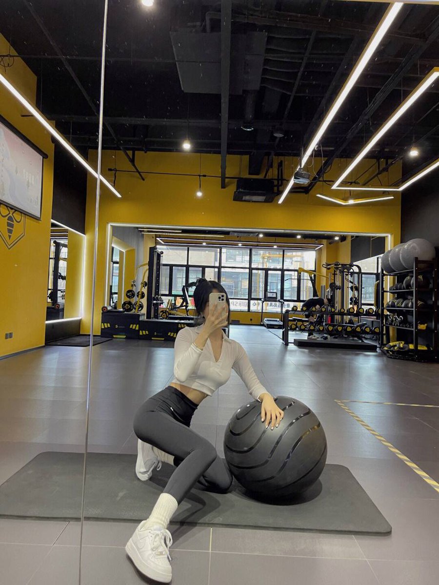 yaoyaofeg's tweet photo. You are one step away from being thin, keep exercising https://t.co/PAxa8mAwYb