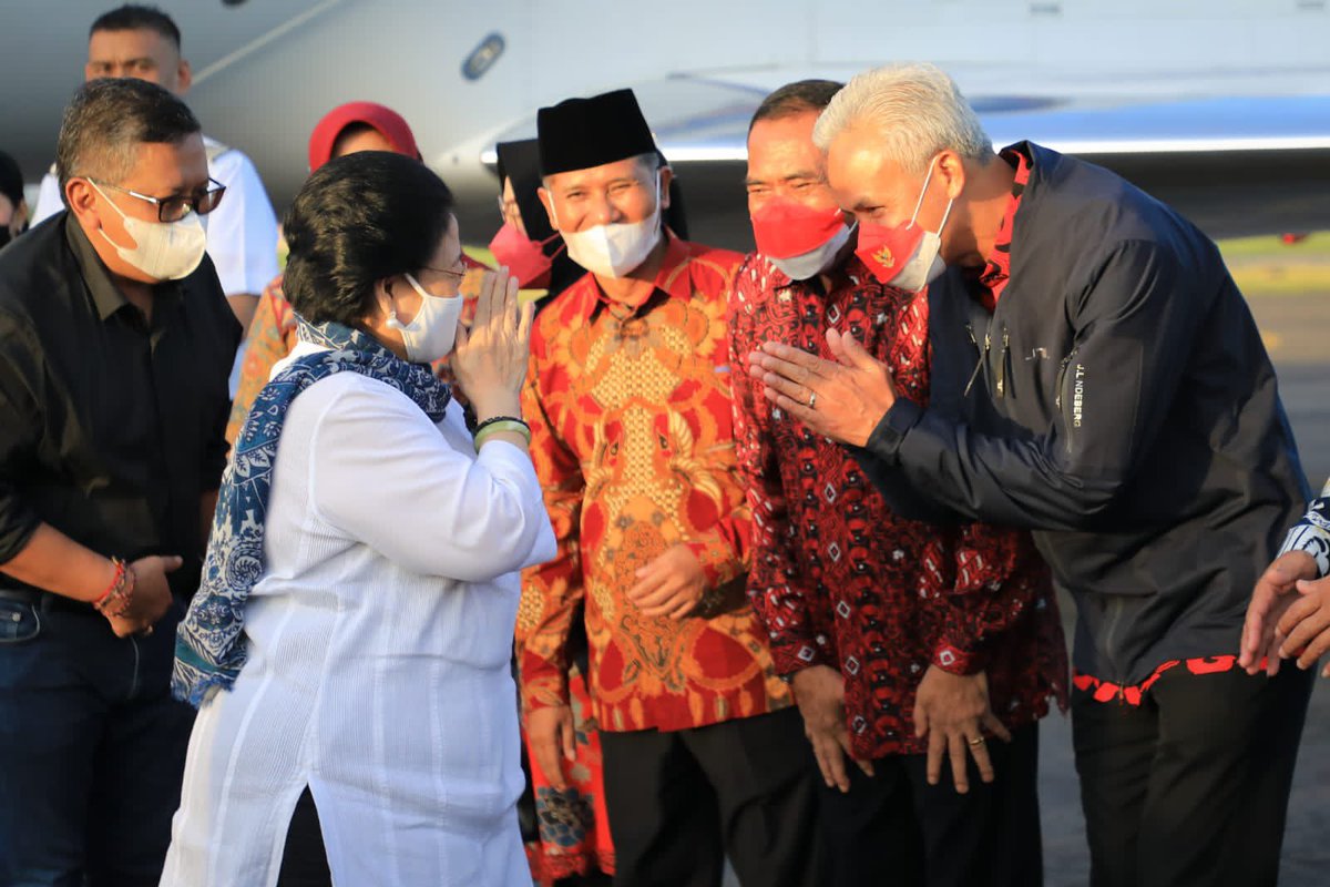 ganjarpranowo's tweet photo. Selamat datang di Jawa Tengah, Bu Mega. Sehat dan bahagia selalu. https://t.co/LEl5TLBipV