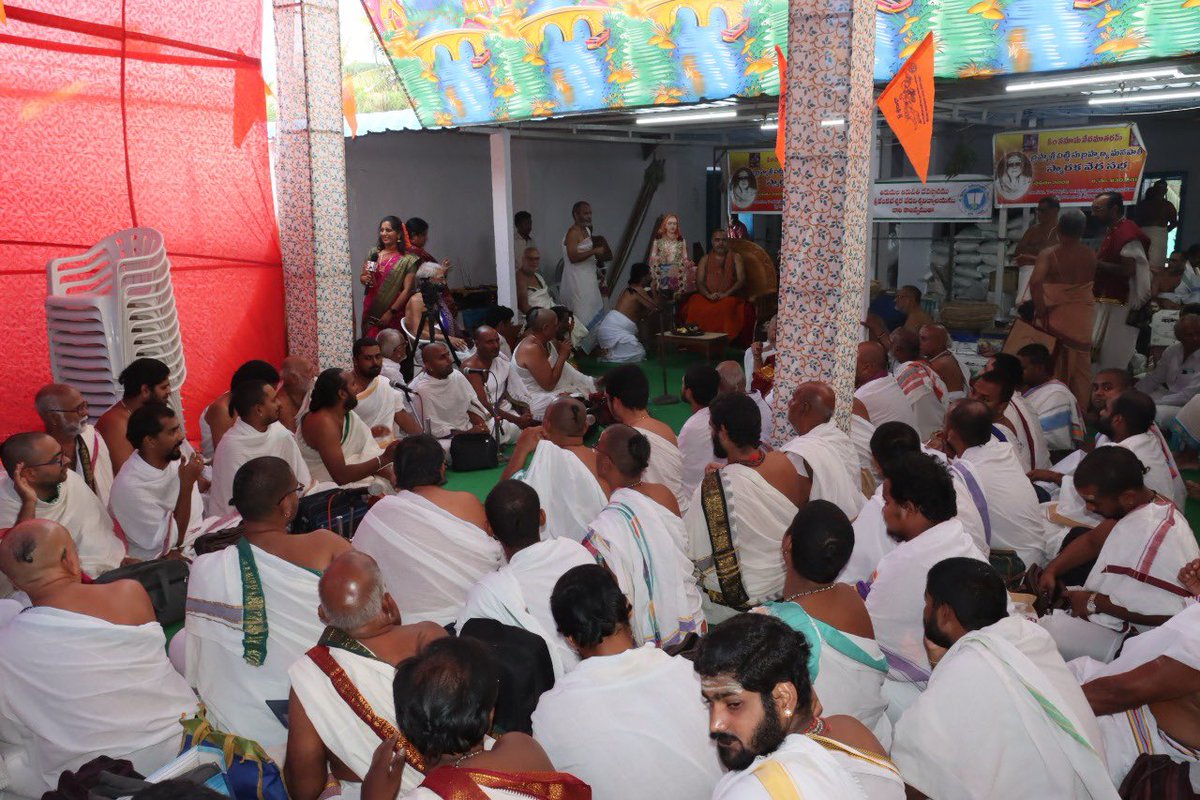 KanchiMatham's tweet photo. Krisha Yajur Veda Sadas was performed with blessings and presence of Pujyashri Shankaracharya Swamigal at Shrimatam camp at #Peruru on 29 Nov. 2022 #kamakoti https://t.co/fUkASnYFc8