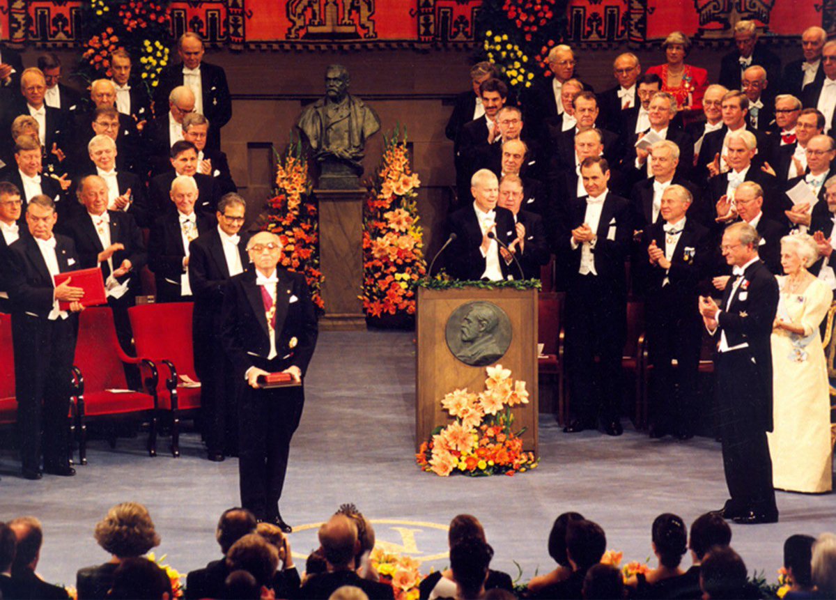 Hoy 10D, se cumplen 74 años de la firma de la Declaración de #DerechosHumanos. Hace 24 años, José #Saramago, al recibir el Premio Nobel, reclamó, para él y para todas y todos, la simetría de los Derechos, es decir, los #DeberesHumanos. Exigir q se cumplan los Derechos es un deber