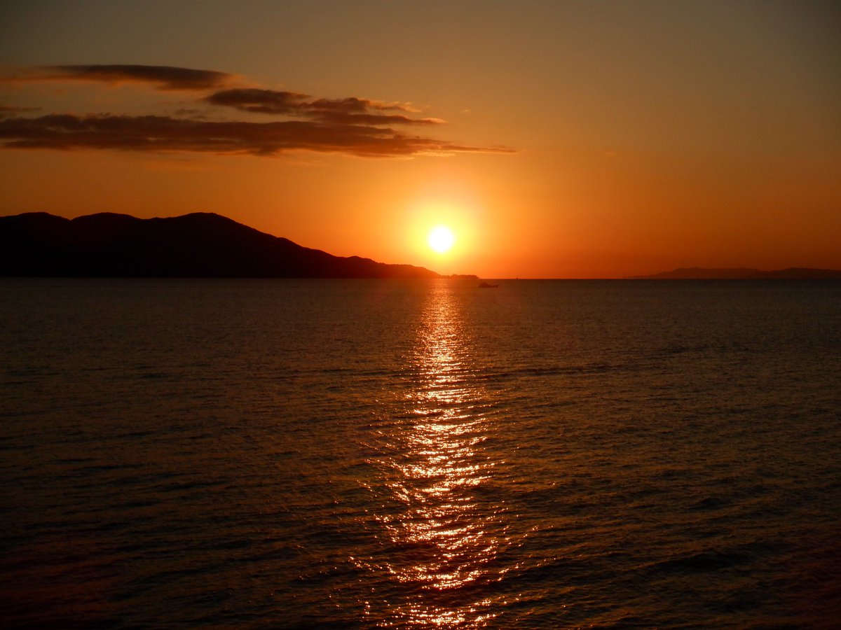 float_fuji_sup's tweet photo. 冬の夕日🌇この景色が見たくて♪
#今日もご指導応援ありがとうございます #自然 #夕日 #海 #風 #冬 #四季 #ocean #nature #nspwingfoilboard #nspwing #sunset #windy #float_fuji_sup #floatfujisupclub #skylovers💞 https://t.co/tdD0QoiCCU